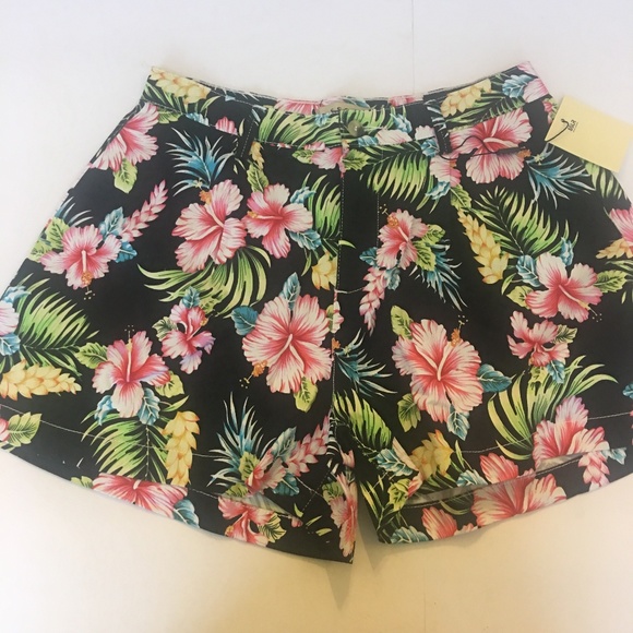 High Waisted Pleated Hawaiian Floral Shorts - Picture 3 of 8